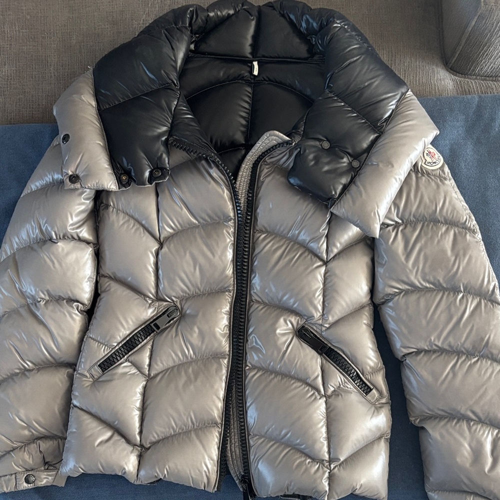 Stylish Women's Puffer Jacket - Black and Gray